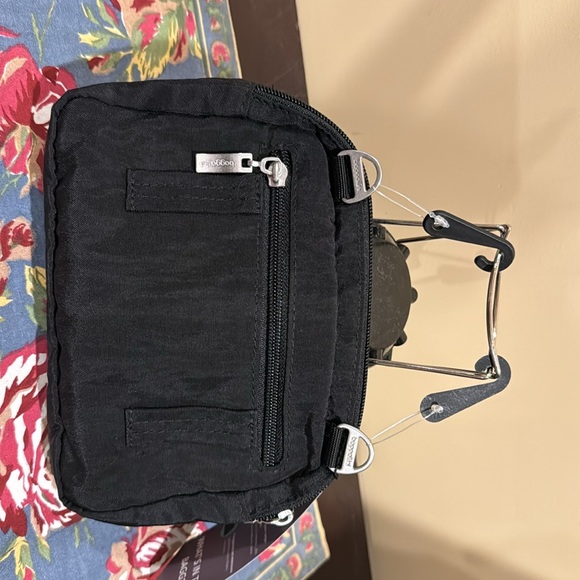 Baggallini Triple Zip Crossbody Belt Hip bag Black w/Sand lining silver hardware - Picture 9 of 14